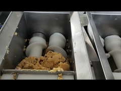 ডিম ব্রাশ এবং ট্রে সাজানোর সঙ্গে স্কুন